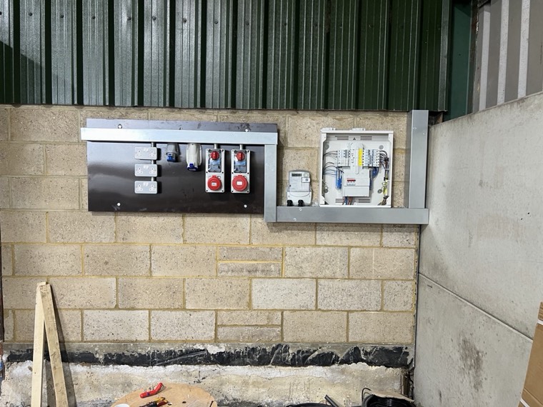 Generator and electrical installation at a remote commercial site